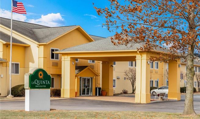 AmericInn & Suites by Wyndham Frankfort Exterior