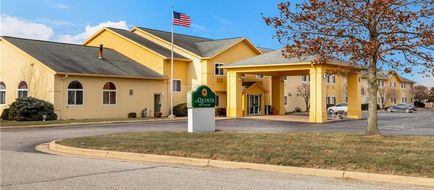 AmericInn & Suites by Wyndham Frankfort Exterior