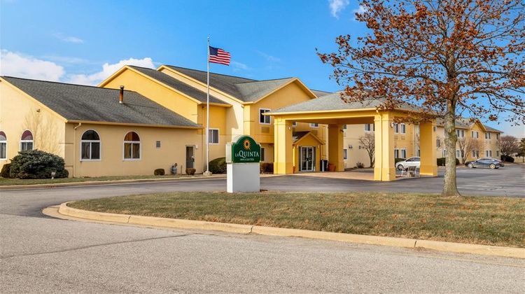 AmericInn & Suites by Wyndham Frankfort Exterior