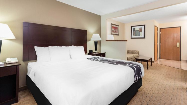 AmericInn & Suites by Wyndham Frankfort Suite