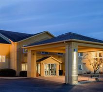 AmericInn & Suites by Wyndham Frankfort Exterior