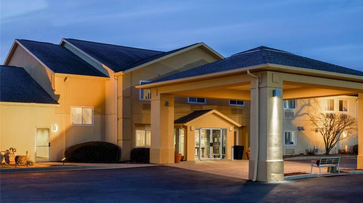 AmericInn & Suites by Wyndham Frankfort Exterior