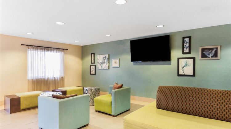 AmericInn & Suites by Wyndham Frankfort Lobby