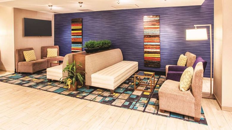 <b>La Quinta Inns & Suites Duluth Lobby</b>. Images powered by <a href="https://iceportal.shijigroup.com/" title="IcePortal" target="_blank">IcePortal</a>.
