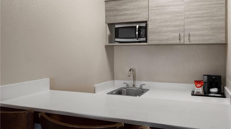 <b>La Quinta Inn & Suites Goodlettsville Suite</b>. Images powered by <a href="https://iceportal.shijigroup.com/" title="IcePortal" target="_blank">IcePortal</a>.