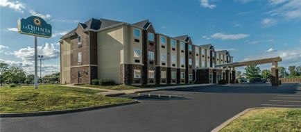La Quinta Inn & Suites Collinsville Exterior
