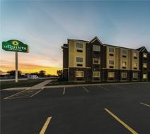 La Quinta Inn & Suites Collinsville Exterior
