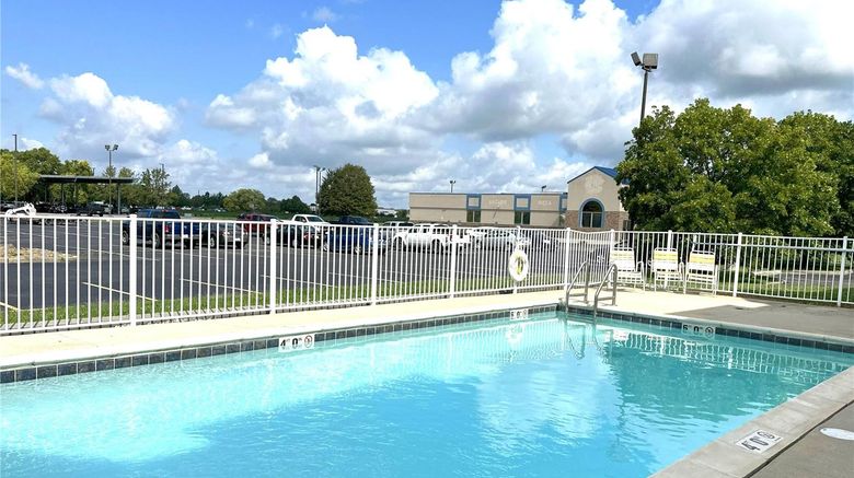 <b>La Quinta Inn & Suites Collinsville Pool</b>. Images powered by <a href="https://iceportal.shijigroup.com/" title="IcePortal" target="_blank">IcePortal</a>.