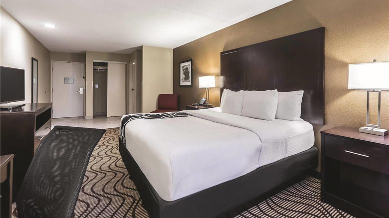 <b>La Quinta Inn & Suites Collinsville Room</b>. Images powered by <a href="https://iceportal.shijigroup.com/" title="IcePortal" target="_blank">IcePortal</a>.