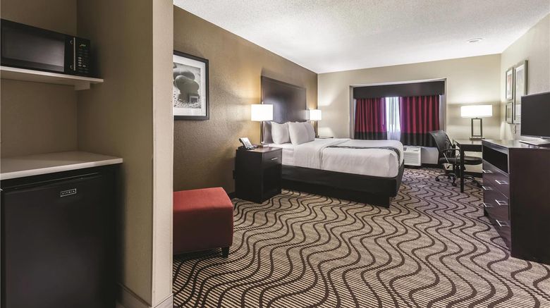 <b>La Quinta Inn & Suites Collinsville Room</b>. Images powered by <a href="https://iceportal.shijigroup.com/" title="IcePortal" target="_blank">IcePortal</a>.