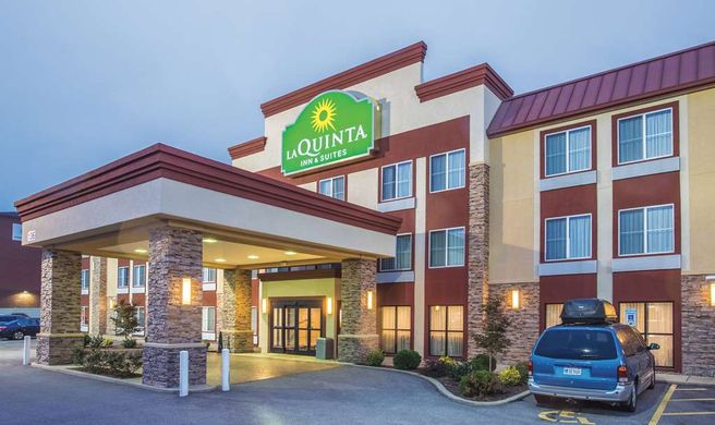La Quinta Inn & Suites O'Fallon, IL Exterior