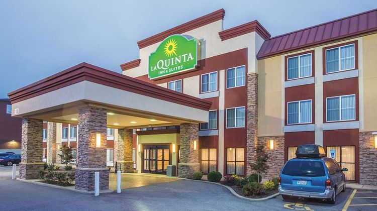 La Quinta Inn & Suites O'Fallon, IL Exterior