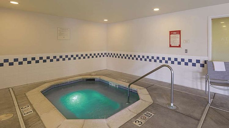La Quinta Inn & Sts Cntr Point Medford Pool
