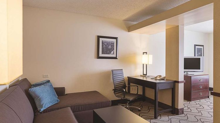 La Quinta Inn & Sts Cntr Point Medford Suite