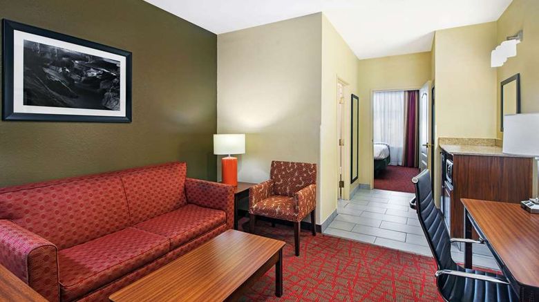 <b>La Quinta Inn & Suites Anniston Suite</b>. Images powered by <a href="https://iceportal.shijigroup.com/" title="IcePortal" target="_blank">IcePortal</a>.