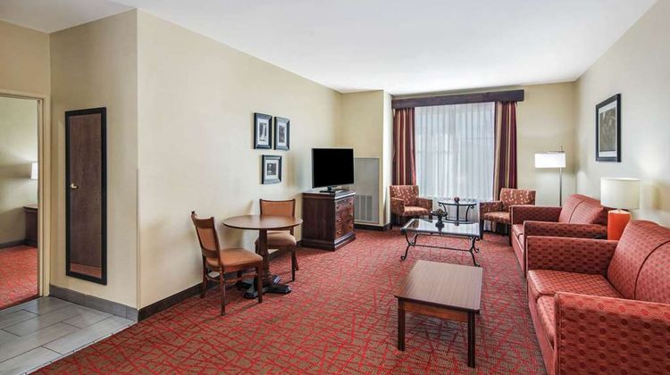 La Quinta Inn & Suites Anniston Suite