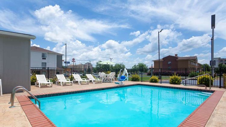 La Quinta Inn & Suites Anniston Pool