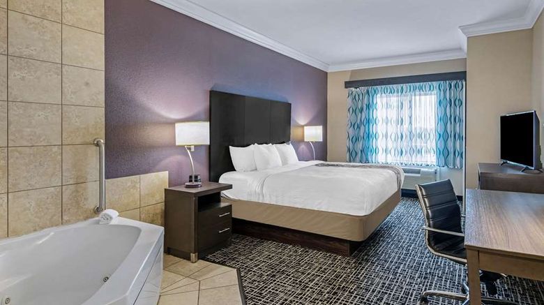 <b>La Quinta Inn & Suites N Padre Isl Suite</b>. Images powered by <a href="https://iceportal.shijigroup.com/" title="IcePortal" target="_blank">IcePortal</a>.