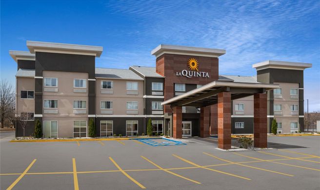 La Quinta Inn & Suites Fayetteville Exterior