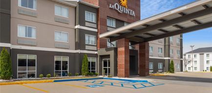 La Quinta Inn & Suites Fayetteville Exterior