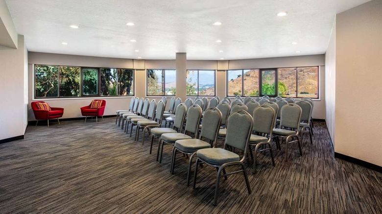 <b>La Quinta Inn & Suites Pomona Meeting</b>. Images powered by <a href="https://iceportal.shijigroup.com/" title="IcePortal" target="_blank">IcePortal</a>.