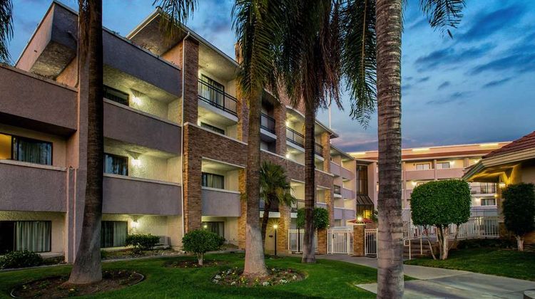 La Quinta Inn & Suites Pomona Exterior