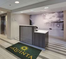 La Quinta Inn & Suites Batavia Lobby