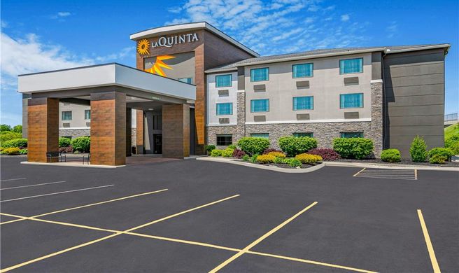 La Quinta Inn & Suites Batavia Exterior