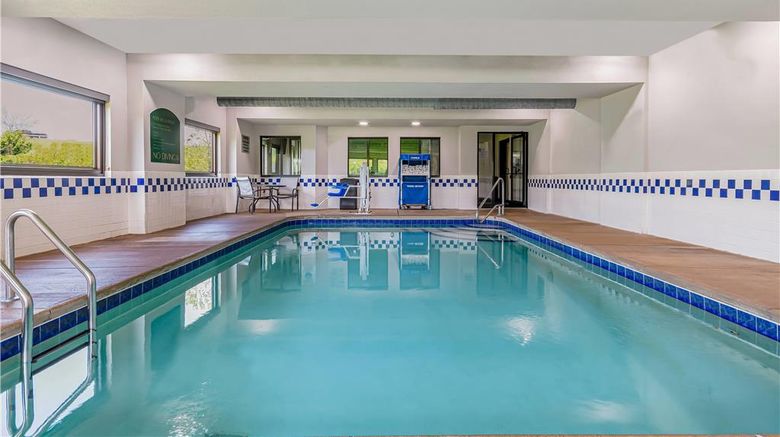 <b>La Quinta Inn & Suites Batavia Pool</b>. Images powered by <a href="https://iceportal.shijigroup.com/" title="IcePortal" target="_blank">IcePortal</a>.