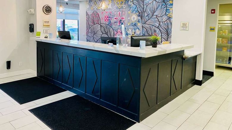 <b>La Quinta Inn & Suites Mt. Laurel Lobby</b>. Images powered by <a href="https://iceportal.shijigroup.com/" title="IcePortal" target="_blank">IcePortal</a>.