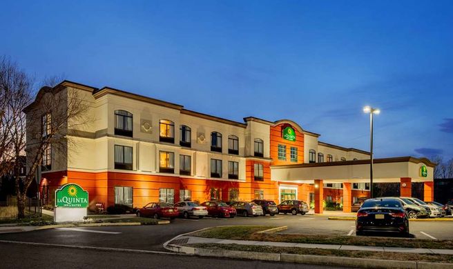 La Quinta Inn & Suites Mt. Laurel Exterior