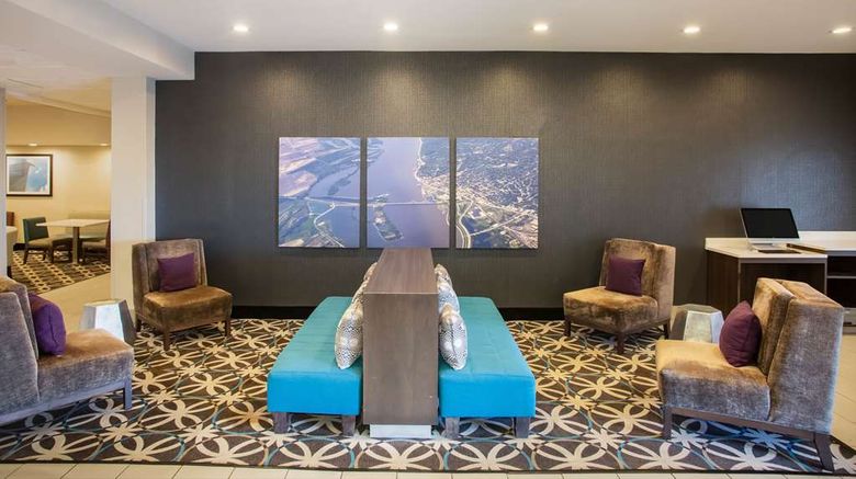 <b>La Quinta Inn & Suites Pontoon Beach Lobby</b>. Images powered by <a href="https://iceportal.shijigroup.com/" title="IcePortal" target="_blank">IcePortal</a>.