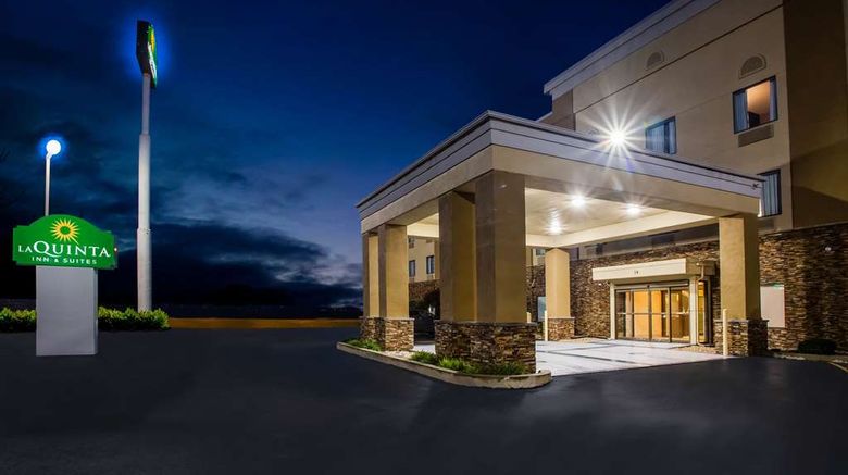 <b>La Quinta Inn & Suites Pontoon Beach Exterior</b>. Images powered by <a href="https://iceportal.shijigroup.com/" title="IcePortal" target="_blank">IcePortal</a>.