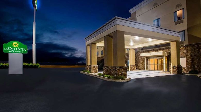 <b>La Quinta Inn & Suites Pontoon Beach Exterior</b>. Images powered by <a href="https://iceportal.shijigroup.com/" title="IcePortal" target="_blank">IcePortal</a>.
