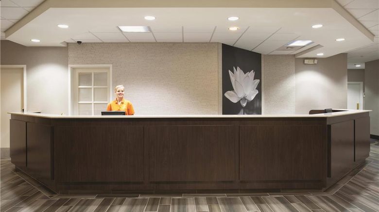 <b>La Quinta Inn & Suites Englewood Tech Ct Lobby</b>. Images powered by <a href="https://iceportal.shijigroup.com/" title="IcePortal" target="_blank">IcePortal</a>.