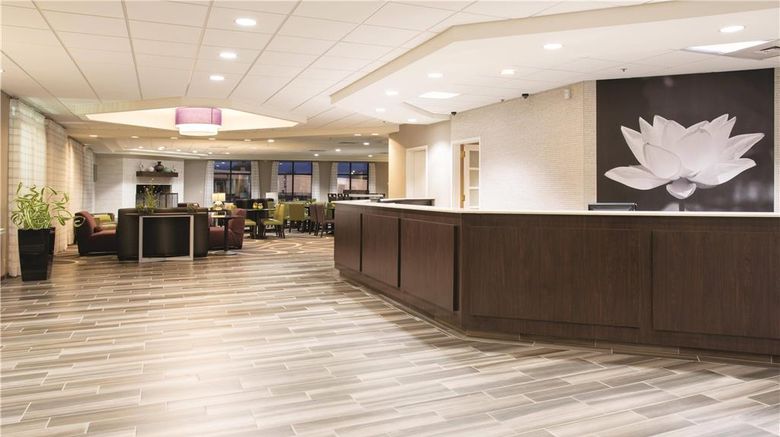 <b>La Quinta Inn & Suites Englewood Tech Ct Lobby</b>. Images powered by <a href="https://iceportal.shijigroup.com/" title="IcePortal" target="_blank">IcePortal</a>.