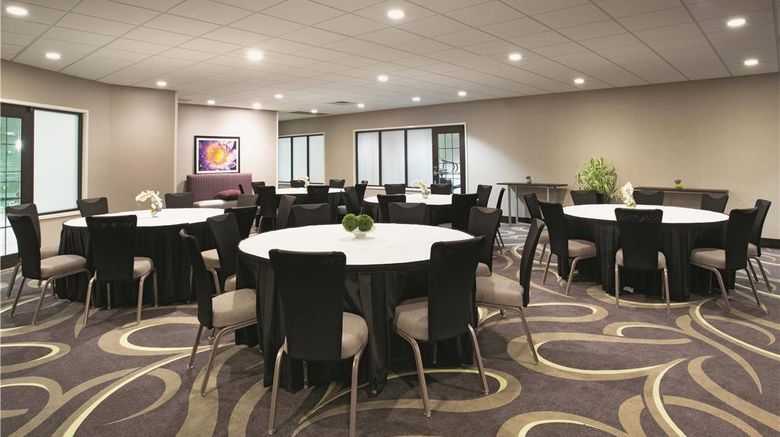 <b>La Quinta Inn & Suites Englewood Tech Ct Meeting</b>. Images powered by <a href="https://iceportal.shijigroup.com/" title="IcePortal" target="_blank">IcePortal</a>.
