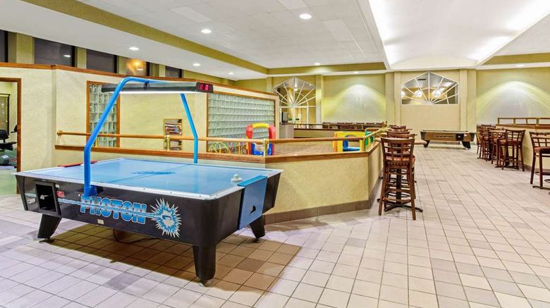 <b>La Quinta Inn & Suites Appleton Recreation</b>. Images powered by <a href="https://iceportal.shijigroup.com/" title="IcePortal" target="_blank">IcePortal</a>.