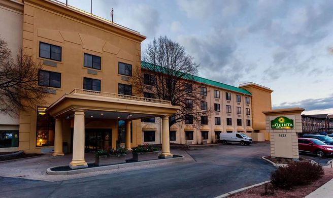 La Quinta Inn & Stes Milwaukee Glendale Exterior