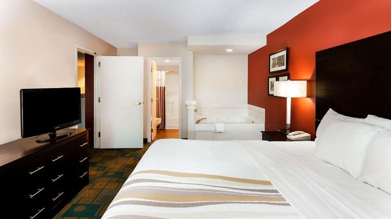<b>La Quinta Inn & Stes Milwaukee Glendale Suite</b>. Images powered by <a href="https://iceportal.shijigroup.com/" title="IcePortal" target="_blank">IcePortal</a>.