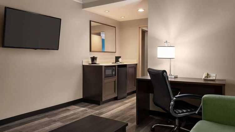 La Quinta Inn & Suites American Center Suite
