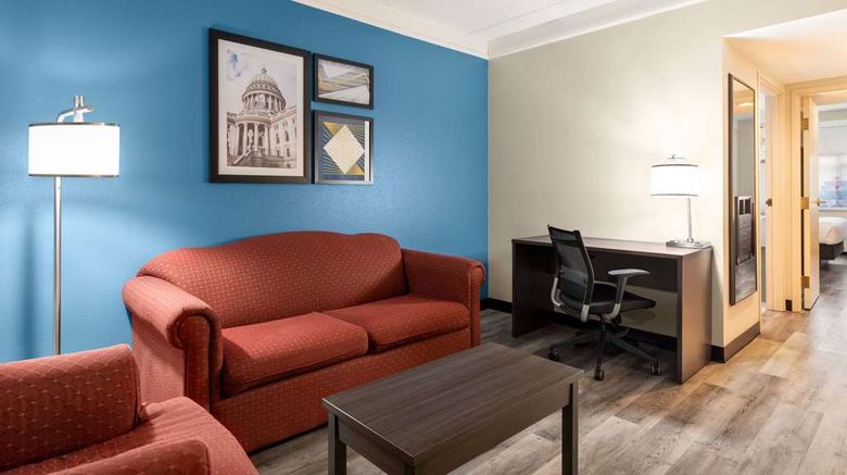 <b>La Quinta Inn & Suites American Center Suite</b>. Images powered by <a href="https://iceportal.shijigroup.com/" title="IcePortal" target="_blank">IcePortal</a>.