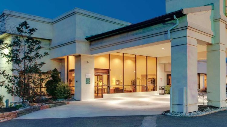 Ramada by Wyndham Fairfield Exterior