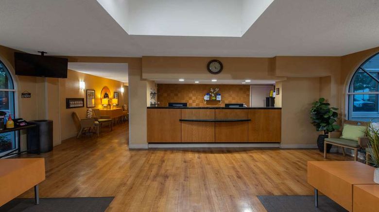 <b>La Quinta Inn Deerfield Beach Lobby</b>. Images powered by <a href="https://iceportal.shijigroup.com/" title="IcePortal" target="_blank">IcePortal</a>.
