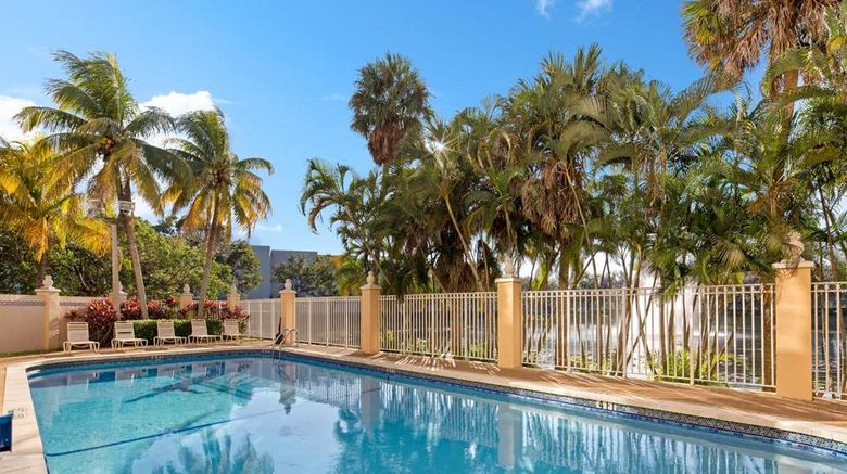 <b>La Quinta Inn & Suites Sunrise Pool</b>. Images powered by <a href="https://iceportal.shijigroup.com/" title="IcePortal" target="_blank">IcePortal</a>.