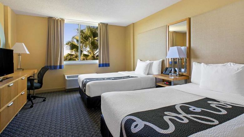 <b>La Quinta Inn & Suites Sunrise Suite</b>. Images powered by <a href="https://iceportal.shijigroup.com/" title="IcePortal" target="_blank">IcePortal</a>.