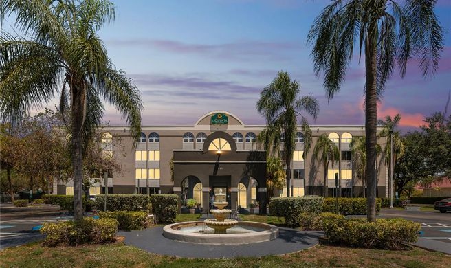 La Quinta Inn & Suites Miami Lakes Exterior