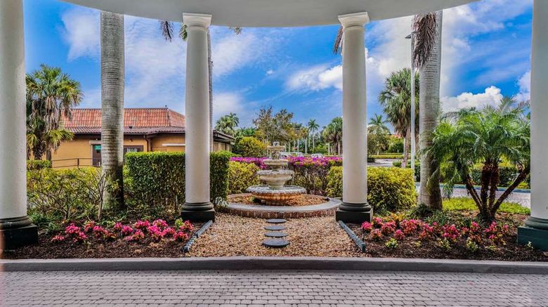 <b>La Quinta Inn & Suites Naples Downtown Exterior</b>. Images powered by <a href="https://iceportal.shijigroup.com/" title="IcePortal" target="_blank">IcePortal</a>.