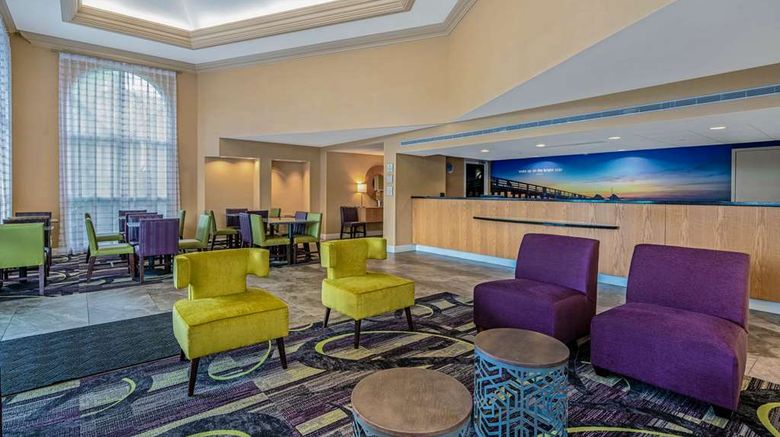 <b>La Quinta Inn & Suites Naples Downtown Lobby</b>. Images powered by <a href="https://iceportal.shijigroup.com/" title="IcePortal" target="_blank">IcePortal</a>.