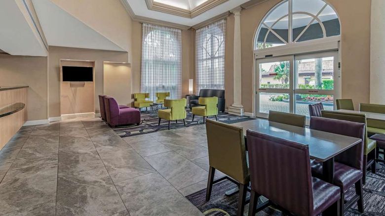 <b>La Quinta Inn & Suites Naples Downtown Lobby</b>. Images powered by <a href="https://iceportal.shijigroup.com/" title="IcePortal" target="_blank">IcePortal</a>.